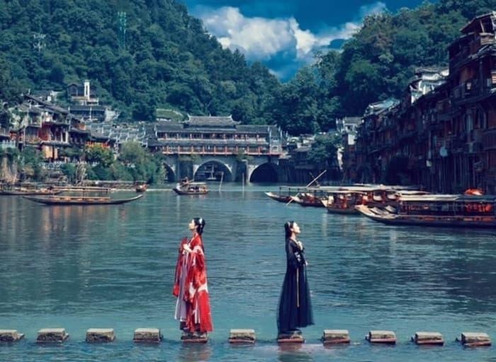 Cầu Đá Nhảy - Điểm dừng chân độc đáo khi du lịch Phượng Hoàng Cổ Trấn